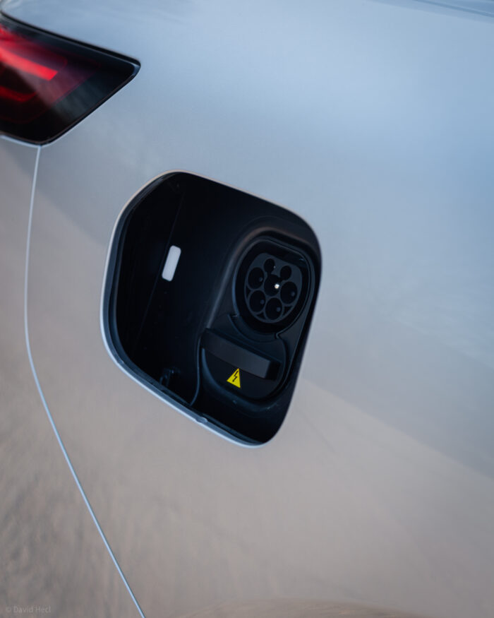 Autobazar.EU | Nabíjací konektor má zasúvacie dvierka, ktoré sa ovládajú buď cez infotainment, alebo aplikáciu. Výhodou takéhoto riešenia je, že sa nemusíte báť toho, že si ich pri nezatvorení niekde odrazíte. Nabíjanie je v prípade AC s výkonom 11 kW a pri DC je to až 525 kW.