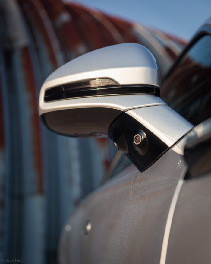 Autobazar.EU | Na aute som celkovo napočítal 11 exteriérových kamier. Len v oblasti predného blatníka sú 3 na každej strane. Slúžia na monitorovanie okolia a budúcu autonómnu jazdu. Škoda len, že si cez špičkovú aplikáciu neviem pozrieť živý pohľad na okolie auta na parkovisku.