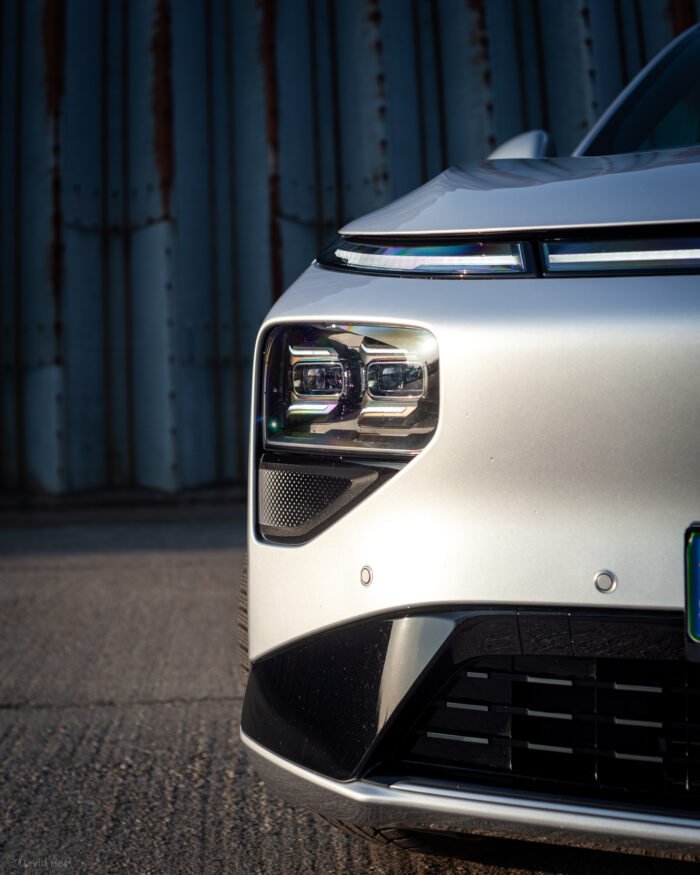 Autobazar.EU | Predné LED svetlomety síce majú dvojicu šošoviek, nemajú však funkciu Matrix. Tá je podľa automobilky aktuálne vo vývoji, nakoľko v Číne nie je príliš žiadaná. Auto však miestami problematicky reaguje na okolité vozidlá. Diaľkový režim sa navyše po manuálnom vypnutí automaticky zapne aj v čase, keď je pred vami iné auto. Verím však, že dobrá aktualizácia softvéru tento problém vyrieši.