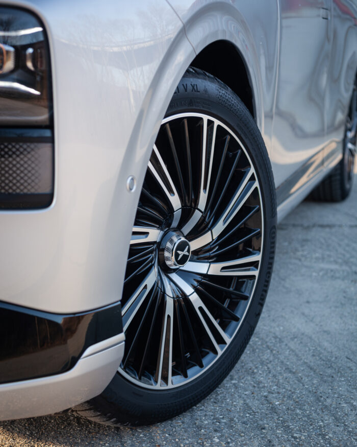 Autobazar.EU | 21-palcové disky kolies so špeciálnym mnoholúčovým dizajnom síce pôsobia, akoby mali centrálnu maticu, no nie je to tak. Ide len o plastovú krytku. Auto ani napriek výrazne väčšiemu rozmeru kolies na slovenských cestách netrpí.