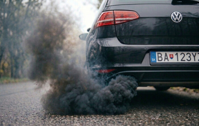 Modrý, biely, čierny alebo sivý? Čo prezrádza farba dymu z výfuku o stave vášho auta?