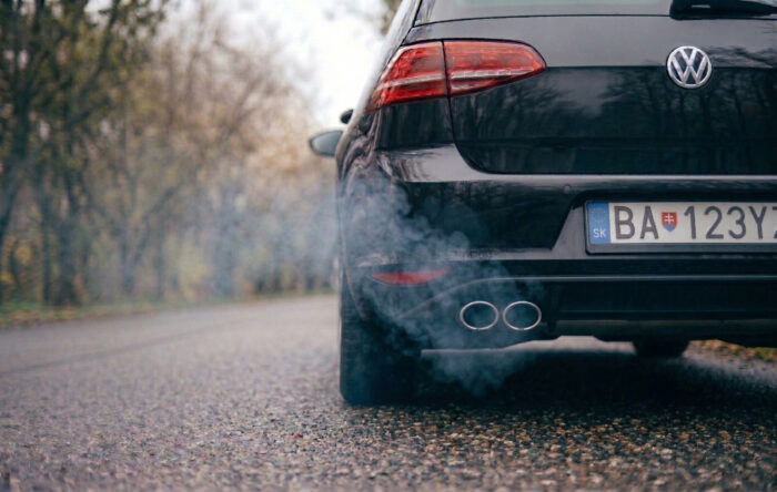 Modrý, biely, čierny alebo sivý? Čo prezrádza farba dymu z výfuku o stave vášho auta?