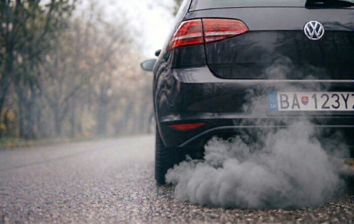 Modrý, biely, čierny alebo sivý? Čo prezrádza farba dymu z výfuku o stave vášho auta?