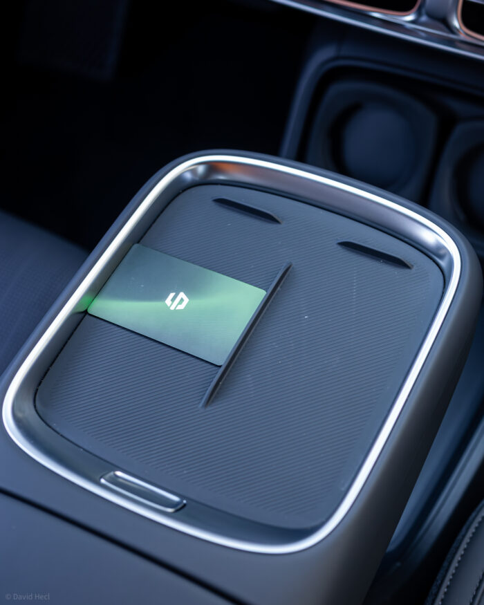 Autobazar.EU | Auto sa štartuje buď priložením karty na nabíjačku telefónov alebo pomocou PIN kódu na displeji. Niekedy však treba počítať s miernym oneskorením načítania kariet alebo s vyššou odozvou obrazovky pri štarte. 