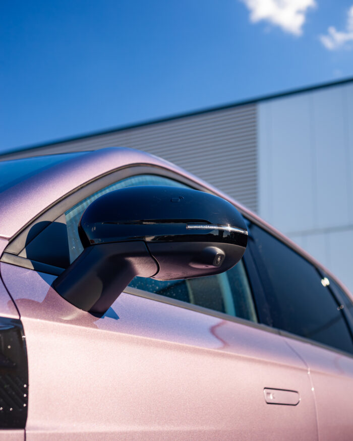 Autobazar.EU | Okolo auta je dostatočný počet kvalitných kamier. Prehľad tak vďaka veľkému displeju nestratíte. Zaujímavosťou je, že odomykanie auta prebieha priložením karty k vodičovmu spätnému zrkadlu.