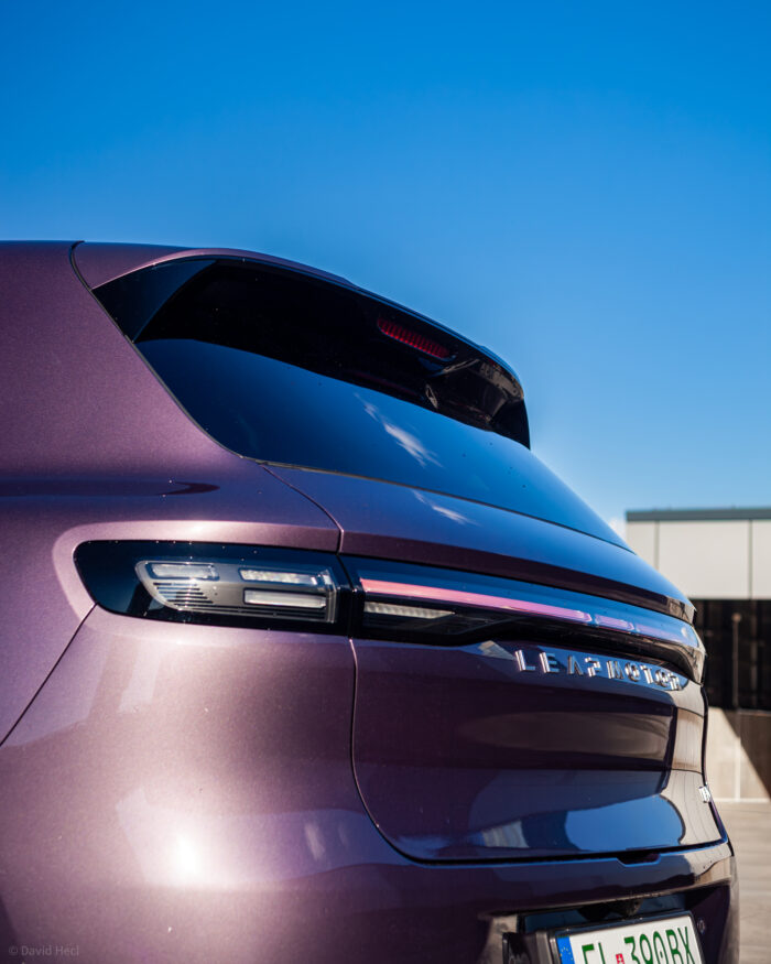 Autobazar.EU | Za mňa je veľkým problémom úplná absencia zadného stierača. Nakoľko auto má výrazne odseknutú zadnú časť, aerodynamika a prúdenie vzduchu spôsobuje, že sa na zadné okno chytajú všetky nečistoty z povrchu vozovky. Bohužiaľ tu nie je stierač, takže musíte počítať s tým, že po pár kilometroch v sychravom počasí cez zadné okno nič neuvidíte.