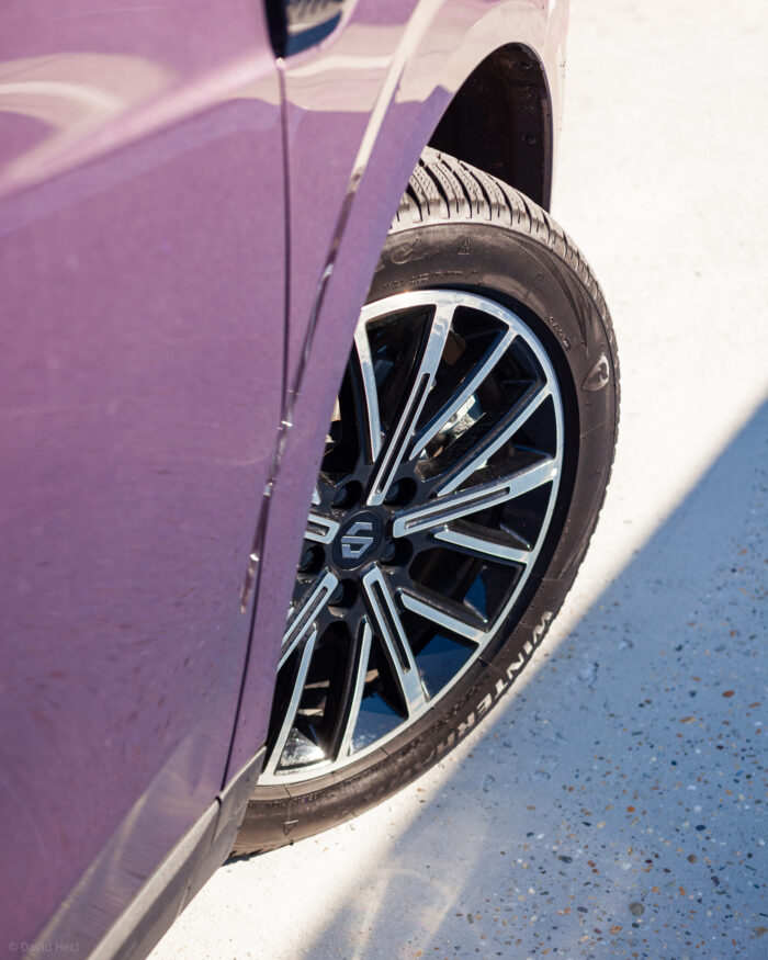 Autobazar.EU | Ocenil by som lepšie pneumatiky. Auto na nich celkom plávalo a cítil som z neho istú nevôľu. Celkovo je podvozok naladený o niečo horšie než sme zvyknutí od európskych či kórejských modelov.