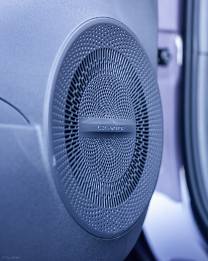 Autobazar.EU | S audio sústavou to v Leapmotor B10 nie je ružové. Jednak je príliš slabá a problémom je aj kolísanie hlasitosti prehrávaných médií. Nezmenilo to ani nastavenie audia v systéme vozidla. Predkonfigurované štýly navyše takmer nič menenia.