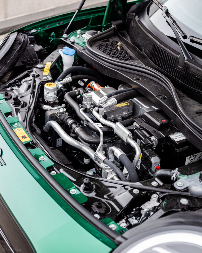 Autobazar.EU | Pod prednou kapotou by ste v elektrickej verzii frunk hľadali len ťažko. Vzhľadom na malé rozmery auta je tu ukrytá všetka elektronika. Elektromotor dosahuje nemalých 190 kW, ktoré sú priamo prenášané na prednú nápravu. Výsledkom je pretáčanie kolies pri prudkej akcelerácii aj vo vyšších rýchlostiach.