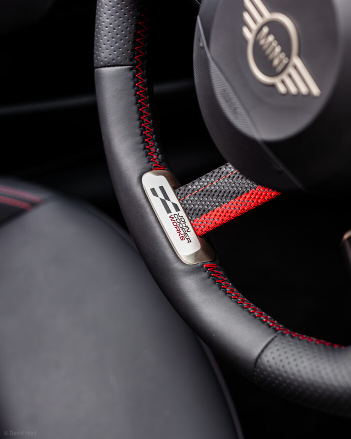 Autobazar.EU | Azda najkrajší detail okrem palubnej dosky a jej displeja je na volante. Jeho červené prešívanie spoločne s plaketou JOHN COOPER WORKS dokonale dotvárajú atmosféru a zážitok z posedu za volantom. 