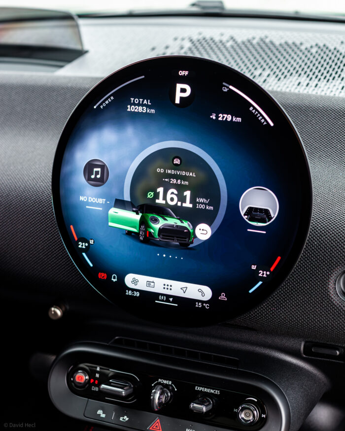 Autobazar.EU | Čo je viac „cool“ a viac MINI ako kruhový centrálny displej? Na tomto dizajnovom prvku interiéru si MINI veľmi zakladá a je akýmsi DNA značky. Skvelý a prehľadný infotainment má však aj nevýhodu. Tá súvisí práve z jeho tvarom. Pri zapnutom zrkadlení telefónu je v prípade Apple CarPlay zobrazenie len na obdĺžnikovom výreze uprostred.