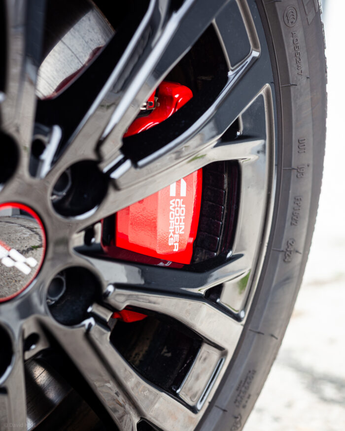 Autobazar.EU | Napriek tomu, že MINI Cooper JCW Electric má červené športové strmene bŕzd s efektným logom, nejde vyslovene o športové brzdy. Napriek tomu však autu postačujú, keďže dôležitú rolu zohráva aj rekuperácia.