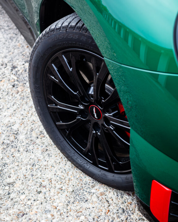 Autobazar.EU | 17-palcové disky kolies v čiernom lakovaní efektne dotvárajú celkový dizajn auta. Disky majú obuté pneumatiky s rozmerom 195/55 R17, čo je za mňa asi najideálnejší rozmer. Aj tak je na nich auto motokárovo tvrdé, čo je jeho typická vlastnosť.