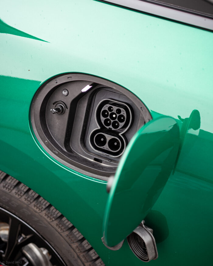 Autobazar.EU | Nabíjanie síce netrhá rekordy, no autu postačuje. V prípade AC nabíjania pracujete s výkonom do 11 kW a v prípade DC je to 95 kW. Keďže batéria má kapacitu len 54,2 kWh, neriskujete, že na nabíjačke strávite „mladosť“.