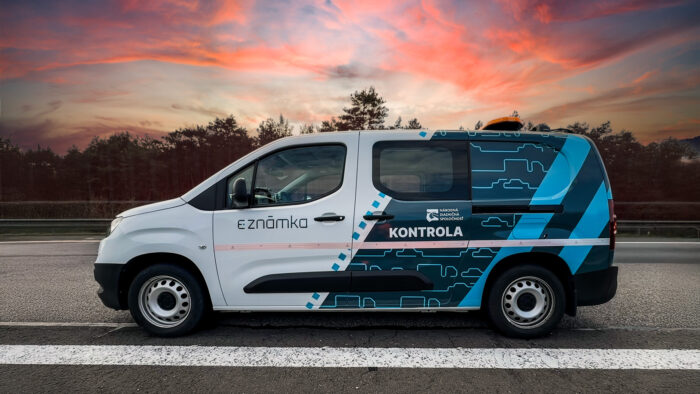 Národná diaľničná spoločnoť | Kontrolné auto na spoplatnenom úseku diaľnic.