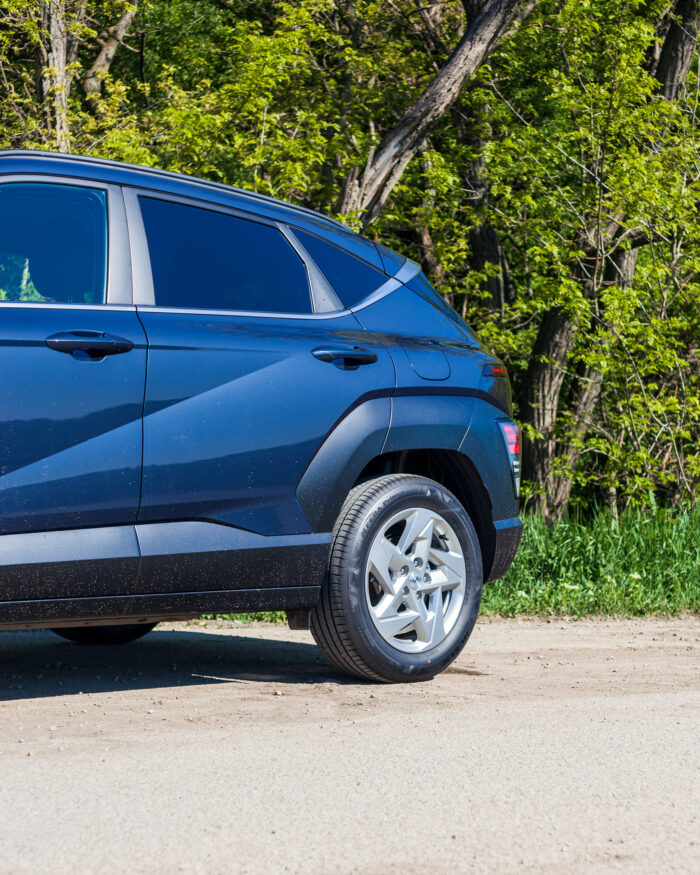 Autobazar.EU | Rovnako je to aj vzadu. Výrazná plastová lišta je vlastne výrazným prvkom dizajnu. 