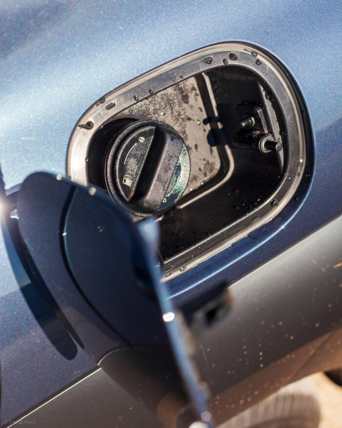 Autobazar.EU | Ak by ste sa pýtali „A co to žere?“, tak odpoveď je jednoduchá. Benzín. Nič viac a nič menej. Tým narážam na to, že auto nemá elektrifikáciu. Ide teda o čistý benzínový motor. Možno menšou nevýhodou môže byť objem nádrže len 47 litrov. Avšak nie je to nijak zásadne obmedzujúce. 