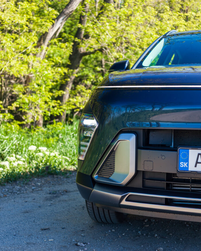 Autobazar.EU | Súčasťou testovanej Kony vo výbave Family sú aj predné LED svetlomety. Nepovedal by som, že patria medzi to najlepšie, čo je na trhu, no výkonom nijako neurazia. Kona si aj v druhej generácii zachovala mierne kontroverzný dizajn, ktorý sa nemusí páčiť každému. Keď ju však stretnete na ceste, určite si ju s ničím nespletiete. Auto, ktoré som mal na test, bolo navyše v zaujímavej farebnej kombinácii. Tmavo modrú metalízu dopĺňali strieborné prvky, ktoré auto pridali mierne outdoorový charakter. Napriek svetlej výške 170 mm však jeho hlavným prostredím zostáva mesto.