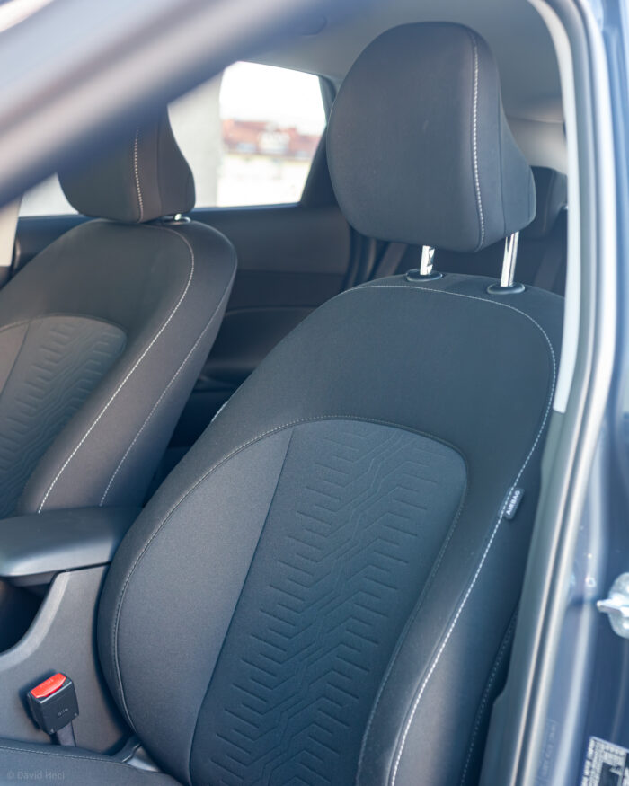 Autobazar.EU | Sedadlá sú úplným základom. Mechanické uvládanie a látkové čalúnenie. Žiadne výrazné bočné vedenie ani masážne funkcie. A viete čo? Nevadilo mi to. Po všetkých tých inteligentných autách to bol príjemný detox. Sedadlá pritom nemajú vyslovene zlú konštrukciu. Sú pohodlné a svoj účel si splnia presne tak, ako od nich čakáte. Obrovským benefitom je aj fatk, že zadné krajné sedadlá spoločne s tými prednými majú vyhrievanie.