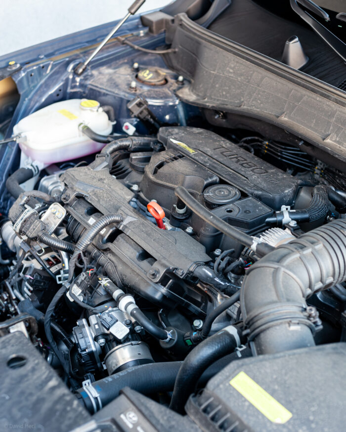 Autobazar.EU | Pod kapotou testovanej Kony pracoval benzínový štvorvalec 1.6 T-GDi s výkonom 101,5 kW a krútiacim momentom 250 Nm. Samotné označenie motora nie je v prípade Kony úplnou novinkou, no v tejto konfigurácii ide skôr o civilnejšie naladenú verziu s predným pohonom a šesťstupňovou manuálnou prevodovkou. Dynamika pôsobila v bežnej premávke primerane, no motor rozhodne nepatrí medzi najvýkonnejšie jednotky, ktoré dnes v tejto triede nájdeme. Spojenie s manuálom fungovalo bez problémov, hoci podobná kombinácia benzínového turbomotora a klasickej ručnej prevodovky dnes už pôsobí skôr ako výnimka než pravidlo. Vo vyšších otáčkach sa agregát ozýval výraznejšie, no zaujímavo prekvapil spotrebou. Na diaľnici si totiž bez akejkoľvek elektrifikácie vypýtal menej paliva než hybridný Tucson, ktorý som testoval predtým.