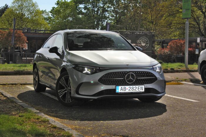 AUTOBAZAR.EU. Automobilka Mercedes-Benz nevyrába len osobné automobily, ako kupé CLA na fotografii z nášho testu. Ide o veľký koncern s diverzfikovanými činnosťami a produktmi