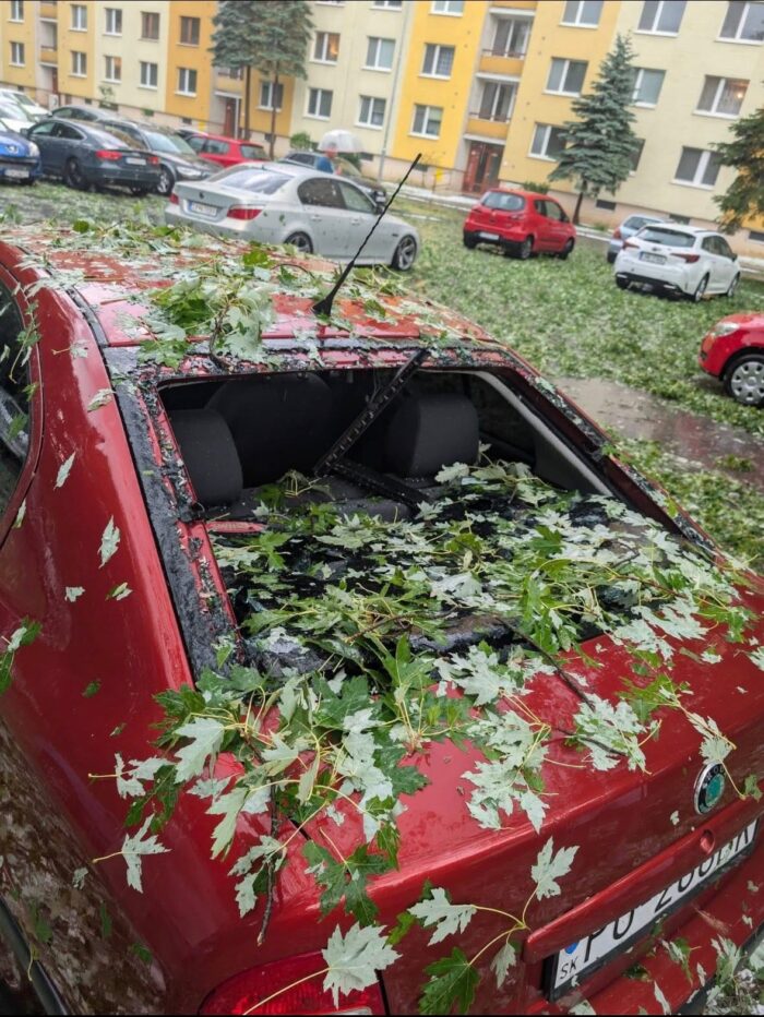 Prešovské novinky | Poškodenie auta po búrke z 1. júla 2026.