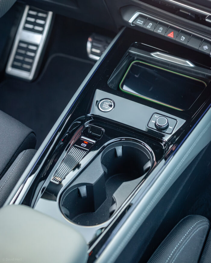 Autobazar.EU | Vec, ktorú skutočne nepochopím. V čase keď väčšina výrobcov pochopila, že klavírny lak nie je správna cesta, Audi ho použilo na celé obloženie stredovej konzoly. Už v aute, ktoré malo najazdených len pár tisíc kilometrov som pritom postrehol viaceré škrabance na tejto ploche.