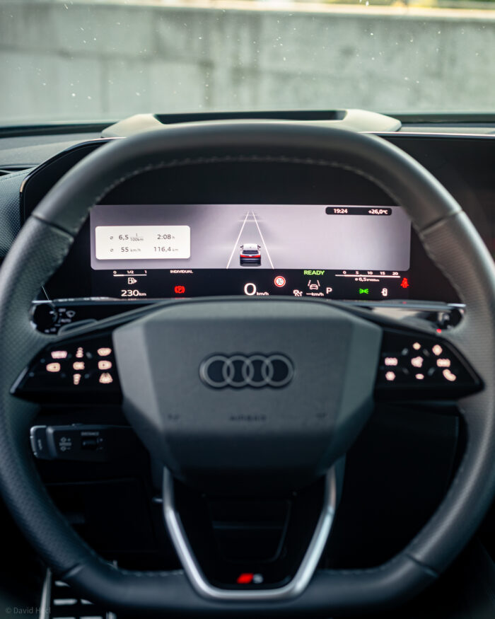 Autobazar.EU | Pri digitálnom prístrojovom paneli som bol však mierne sklamaný, že toto je jeho najvyššia verzia. Polovica štátu pred vodičom je vlastne len čierny rám displeja. Škoda, určite by sa sem hodil kvalitnejší a najmä väčší panel. 