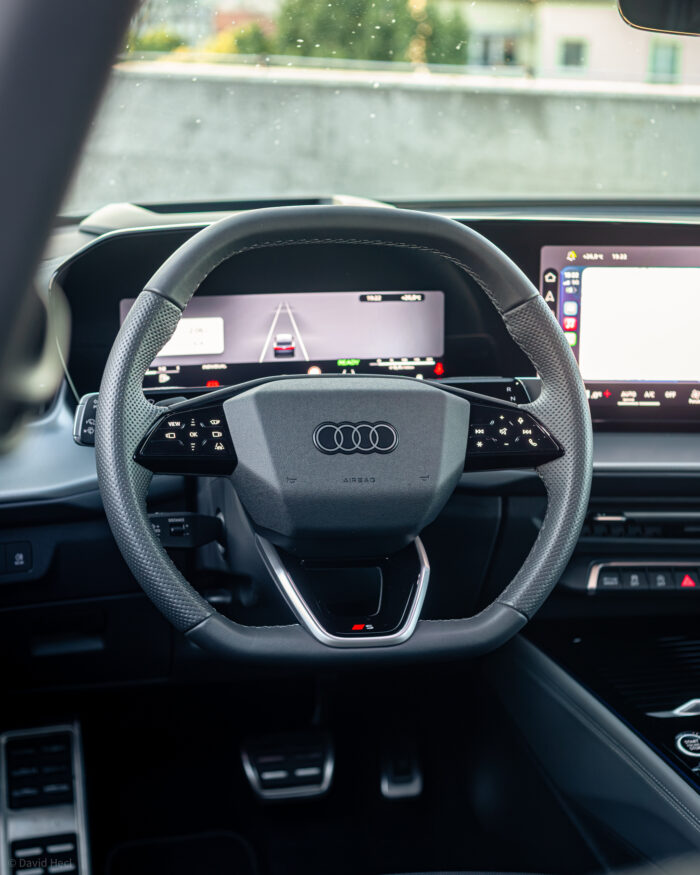 Autobazar.EU | Veľmi sa mi páčil dizajn volantu a pracoviska vodiča. Volant síce obsahuje dotykové plochy, no nemal som problém s občasnými preklikmi staníc či zobrazení infotainemntu. 