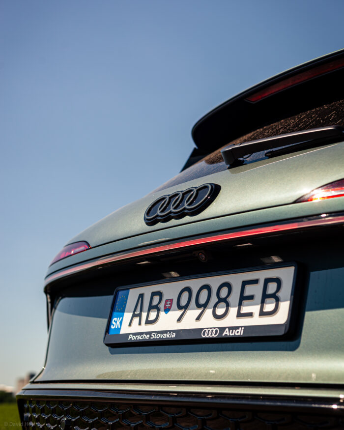 Autobazar.EU | Testovaná verzia mala svietiace logo. Dizajnovo tento prvok pôsobí veľmi vkusne a nadčasovo. Inak aj zadné svetlomety majú možnosť konfigurácie v troch režimoch. 