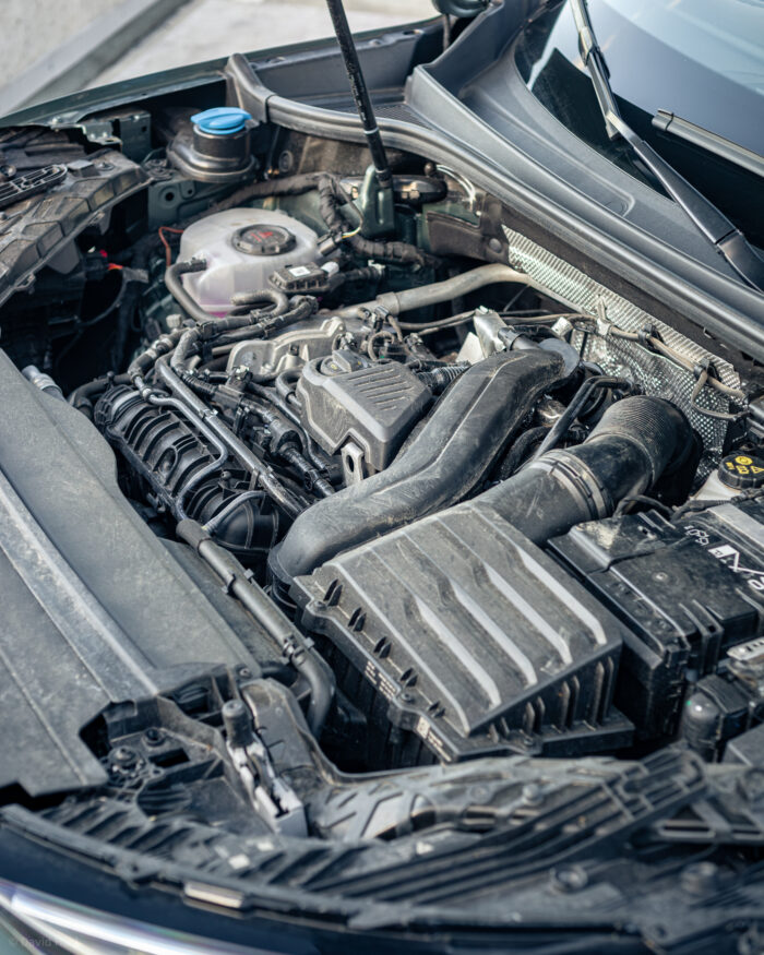 Autobazar.EU | Pod kapotou pracuje klasická koncernový „jedna-päťka“. Ide o dobre známy turbomotor TFSI, ktorý je naladený na 110 kW. Oproti jeho predchádzajúcim verziám sa mi však prejavom zdal o niečo menej akčný. Čiastočne za to môže aj vyššia pohotovostná hmotnosť vozidla. Osobne by som pri konfigurácii tohto modelu určite volil minimálne základný dvojliter.