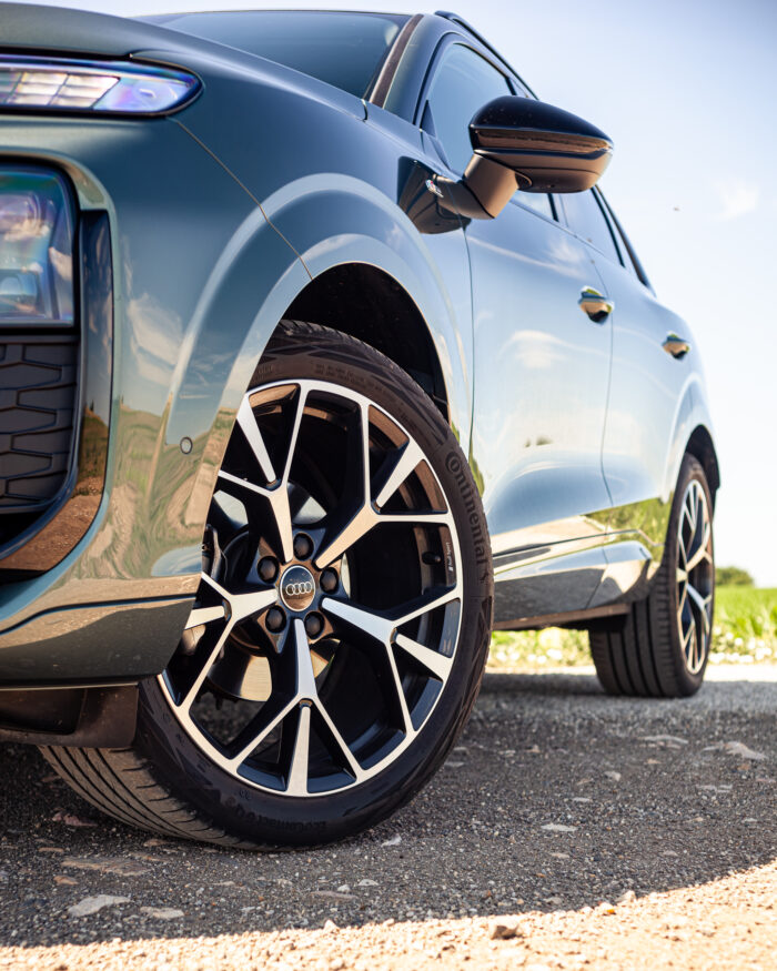 Autobazar.EU | 20-palcové disky kolies pôsobia veľmi dobre. Autu dodávajú charakter a tiež štýl. Pozor však na nízky profil pneumatiky. Guma s rozmerom 255/40 R20 je pre podvozok tohto auta príliš nízka. Z oblasti kolies a uchytenia tlmičov som postrehol viacero dutých nárazov, ktoré sa mi k autu proste nehodia.