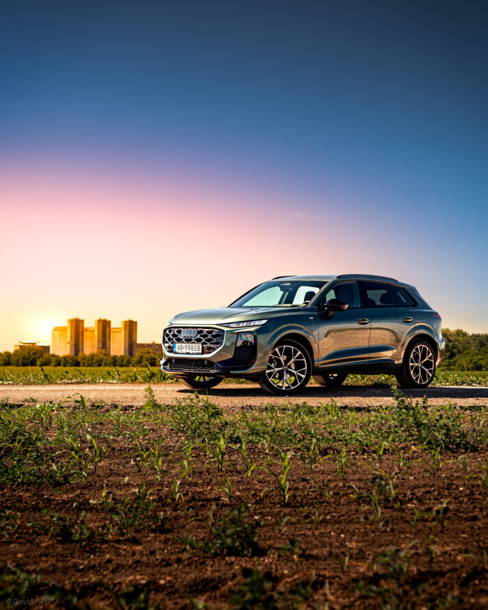 Autobazar.EU | Dizajnovo sa Audi Q3 mierne líši od väčšej Q5 ale aj od menšej Q2. Môže za to aj predná expresívna časť, kde sú dominantou okrem výraznej prednej masky aj delené svetlomety. S paketom S navyše auto pôsobí dynamickejšie a agresívnejšie.