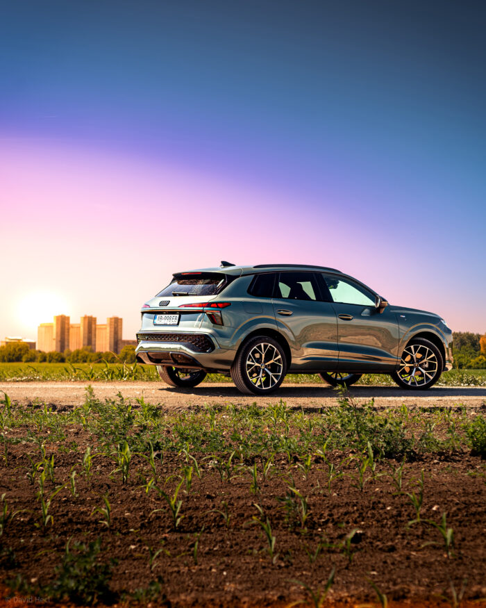 Autobazar.EU | Zozadu je auto ešte expresívnejšie, než spredu. Môže za to výrazný dizajn zadných svetlometov spoločne s podsvieteným logom a LED pásikom, ktorého súčasťou sú aj smerové svetlá. Nechýba ani výrazný kontrastný element zadného nárazníku, ktorý auto opticky zvyšuje.
