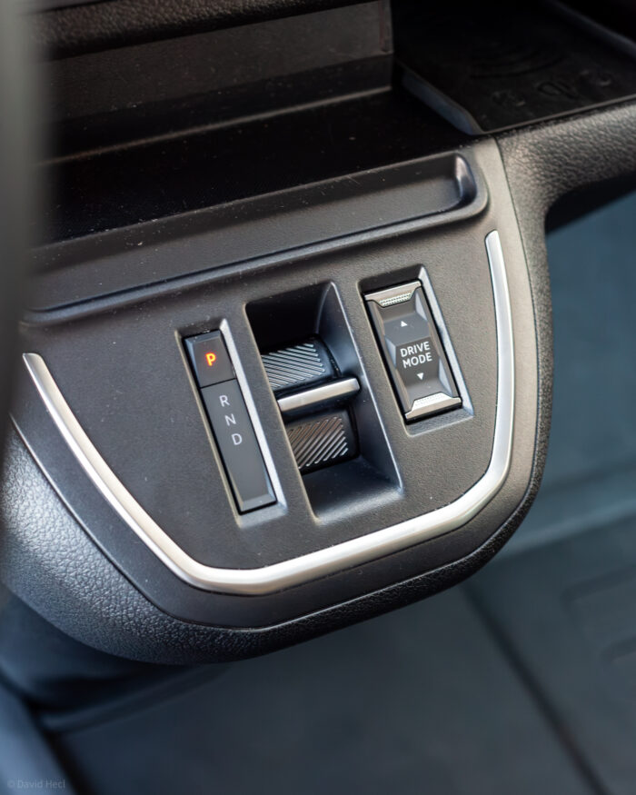 Autobazar.EU | Motor je spojený s 8-stupňovým hydrodynamickým automatom od japonskej spoločnosti Aisin. Často sa mi stávalo, že autá koncernu Stellantis boli v radení ťažkopádne a systém veľakrát váhal, aký stupeň zvoliť. To sa to však podarilo eliminovať a tak spojenie silného dieselu a automatu hodnotím veľmi dobre.