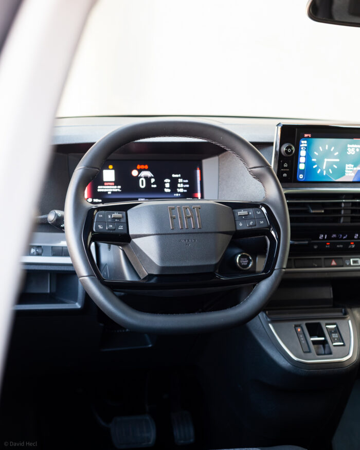Autobazar.EU | Interiér je tradične minimalistický a striktne funkčný. FIAT mu síce dodal civilný charakter, no nesnažil sa zamaskovať jeho pracovnú logiku. Všade sú tvrdé plasty. Oceňujem však napríklad držiaky nápojov na okrajoch palubnej dosky či jednoduchý systém infotainmentu s minimom zbytočných funkcií. 