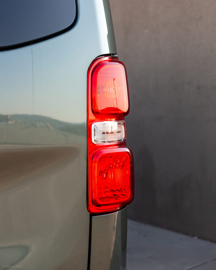 Autobazar.EU | Vzadu sa žiadna LED hitparáda nekoná. Svetlá majú klasické žiarovky a sú jednoducho funkčné. Niekomu to môže vyhovovať, inému zase nie. Osobne som v tom problém nevidel.