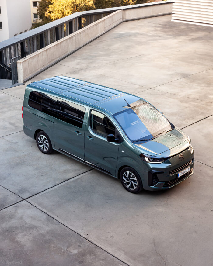 Autobazar.EU | Modernizovaný FIAT Ulysse síce neprináša veľa dizajnových zmien, no aj tak pôsobí dospelejšie, než verzia pred faceliftom. Zmeny sa udiali hlavne v prednej časti, kde je okrem nových svetlometov aj nová maska s prepracovaným otvorom chladenia.