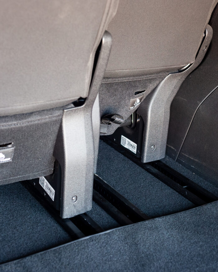 Autobazar.EU | Systém koľajníc umožňuje ľahkú manipuláciu so sedadlami a ich posun v širokom spektre dĺžok. Ak ich chcete vyhodiť úplne, stačí, ak odistíte poistku a sedadlo vytiahnete von. Nepotrebujete na to žiadne náradie.