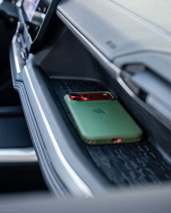 Autobazar.EU | Veľmi pozitívne hodnotím pogumovaný povrch odkladacích priestorov v kabíne. Predmety vďaka tomu držia na svojom mieste a nelietajú po celom aute. 