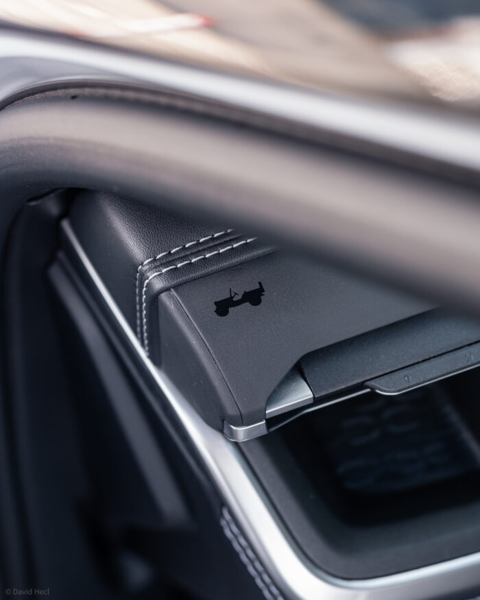 Autobazar.EU | Ďalší odkaz na minulosť nájdete aj na ľavom okraji palubnej dosky. Na jej boku po otvorení vodičových dverí zase narazíte na odkaz SINCE 1941, ktorý symbolizuje začiatok výroby modelov Jeep.
