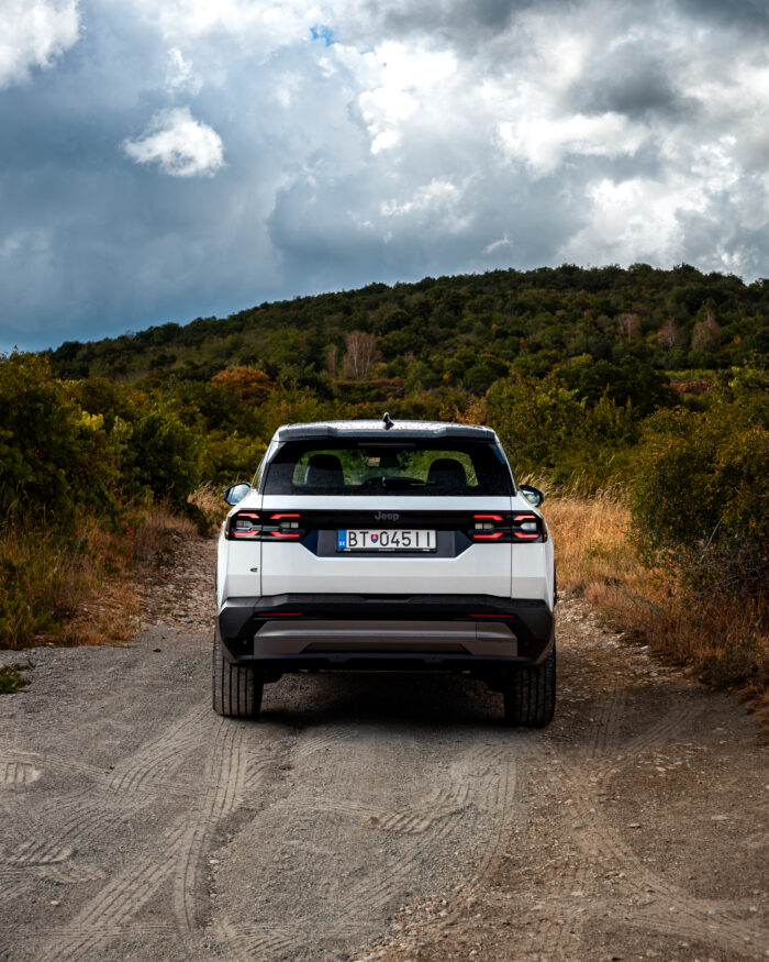 Autobazar.EU | Vzadu je outdoorový potenciál auta ešte viditeľnejší. Masívny čierny nárazník Compass opticky vydvihuje. Má to však aj svoju funkčnú stránku. Výjazdový uhol je v tomto prípade až 27 stupňov.