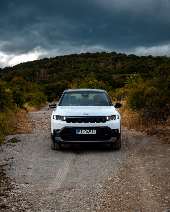 Autobazar.EU | Robustný. Tak by sa dal nový Jeep Compass zhrnúť jedným slovom. Dizajnéri si dali náramne záležať na tom, aby kompaktné SUV ukázalo svoje svaly a nebojácny vzhľad. Osobne si myslím, že sa im to náramne podarilo. 