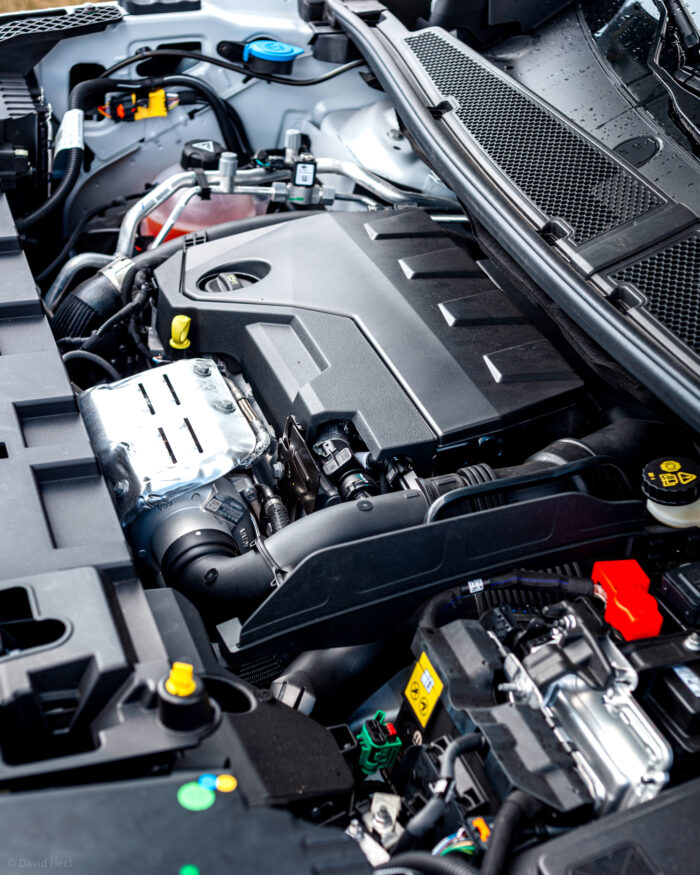 Autobazar.EU | Úsporný motor s objemom 1 596 ccm pracuje v Millerovom cykle pre čo najlepšiu efektivitu. Systémový výkon je síce až 165 kW, no skôr ako na ostrú jazdu je hybridný systém postavený tak, aby dosahoval čo najnižšiu spotrebu. To ale neznamená, že Jeep Compass nevie poriadne kopnúť. 