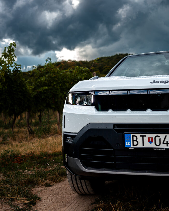 Autobazar.EU | Svetlá, ktoré sú na prednej časti umiestnené opticky vyššie, disponujú len základnou parabolickou LED technikou a automatickým prepínaním diaľkového a stretávacieho režimu. Svetelný lúč nie je zlý, no určite by som ho nezaradil k premiantom segmentu. Ide o klasické parabolické svetlá koncernu Stellantis. Paradoxom je, že Compass má k dispozícii aj matrix svetlomety, avšak nie je ich možné zvoliť k plug-in hybridnému pohonu.