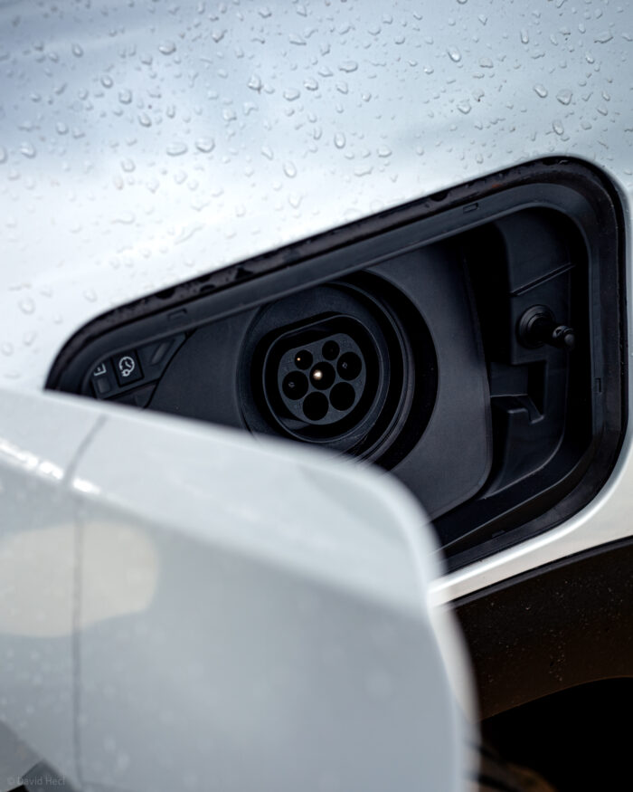 Autobazar.EU | Najslabším prvkom hybridného systému je bez pochýb jeho nabíjanie. To je len AC s výkonom do 7,4 kW. V praxi však výkon nikdy nestúpol nad 6 kW. Pri batérii s čistou kapacitou až 21 kWh to je celkom obmedzujúce ak chcete auto rýchlo nabiť pred cestou. Preto je vhodnejšie Compass nabíjať doma v noci či počas práce. 