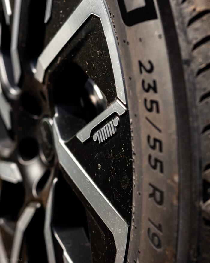 Autobazar.EU | Jeep sa svoju históriu nebojí hrdo prezentovať. Na viacerých miestach na aute nájdete odkazy na pôvodný Wrangler. Či už ide o predný nárazník, časti interiéru alebo kolesá, historické prepojenia sú všade.