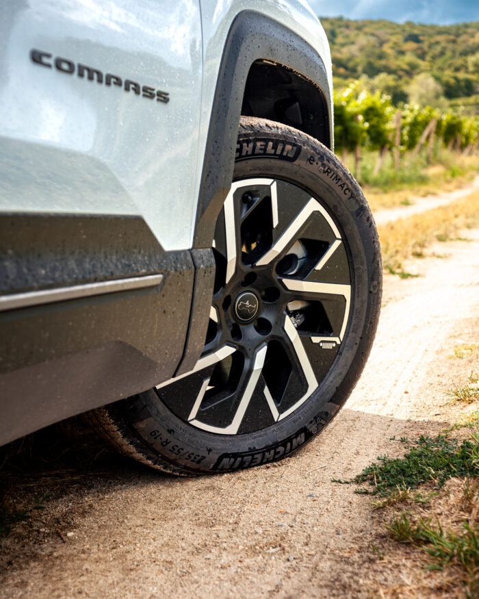 Autobazar.EU |  Pneumatiky Michelin e Primacy sú ideálnou voľbou na cestovanie, treba ale počítať s tým, že ak sa rozhodnete ísť mimo spevnených ciest, môžete rýchlo naraziť na ich limity. Inak auto na 19-palcových diskoch drží veľmi slušne a vďaka pneumatike s rozmerom 235/55 R19 sa do kabíny nedostávajú ani žiadne nárazy od vozovky. Podvozok je vo všeobecnosti celkom dobre odhlučnený. 