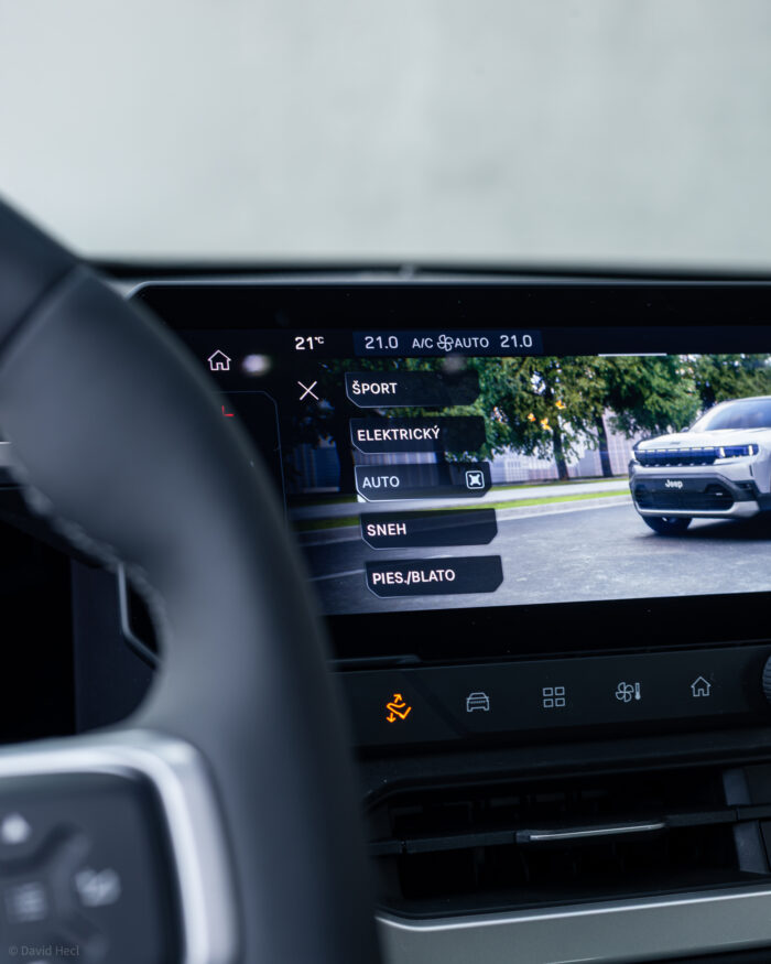 Autobazar.EU | Celkovo je na výber až 5 režimov, pričom drvivá väčšina zákazníkov si vystačí s dobre nakonfigurovaným módom AUTO. Pri teste som si ale všimol, že režim ELEKTRICKÝ sa aktivoval ihneď po tom, ako bolo auto odpojené z nabíjačky. Dajte si na to pozor pokiaľ chcete využívať hybridný pohon. Auto v elektrickom režime pracuje výhradne s elektromotorom. 