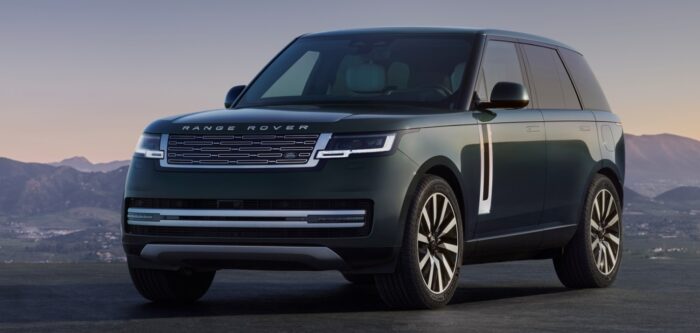 Odhalili historicky prvý Range Rover na elektrinu. Má absurdne vysoký výkon a dvojitú batériu